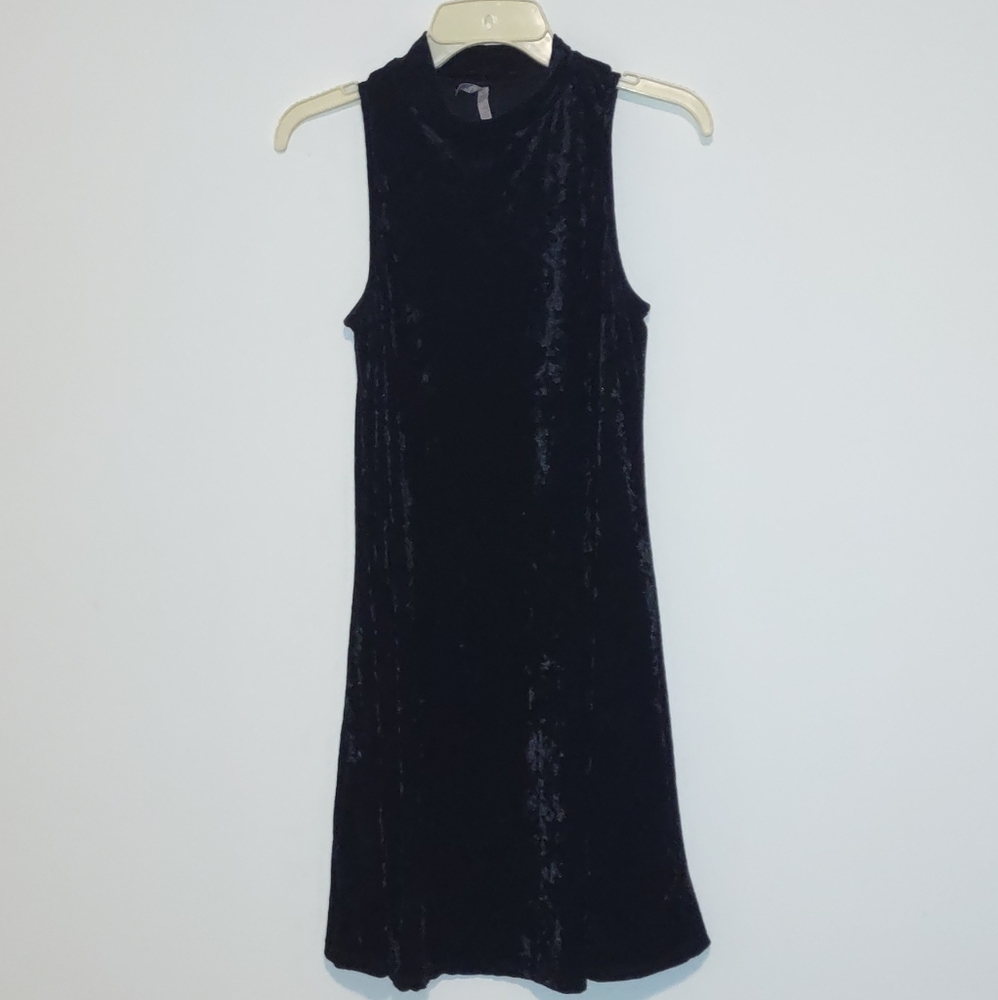 Sleeveless velvet dress